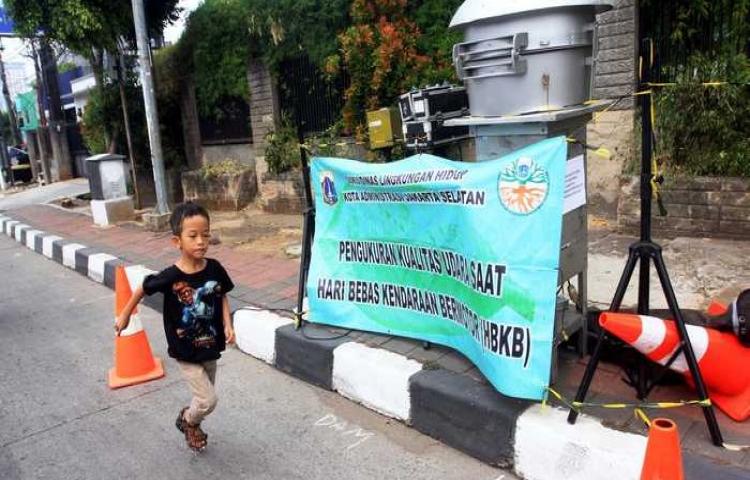 BERITA FOTO: Sudin Lingkungan Hidup Ukur Tingkat Polusi saat HBKB di Mampang