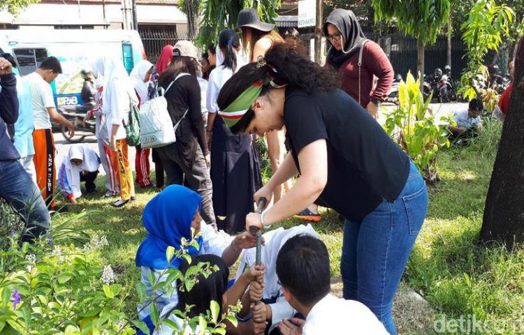Belasan Mahasiswa Luar Negeri Belajar Membuat Lubang Biopori