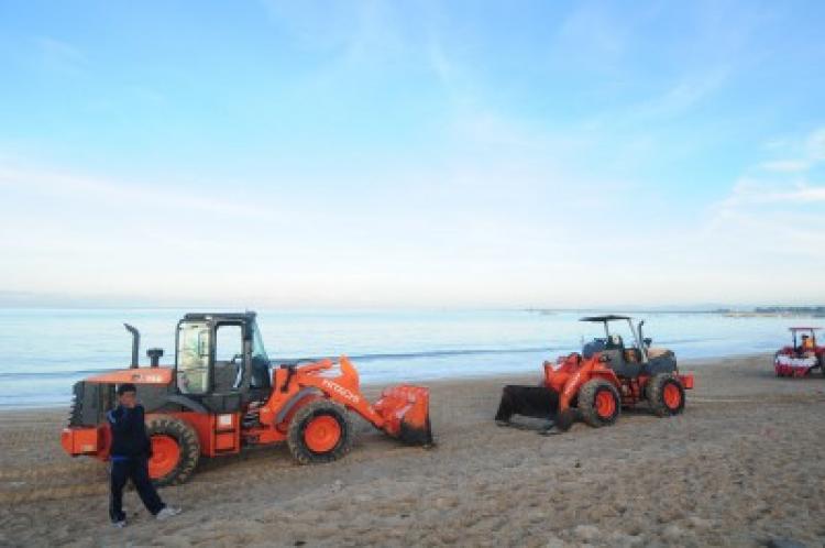 DINAS LINGKUNGAN HIDUP DAN KEBERSIHAN KABUPATEN BADUNG  BERSIHKAN SAMPAH PLASTIK DI PANTAI KEDONGANAN
