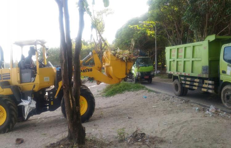 DLHK BADUNG ANTISIPASI MEMBLUDAKNYA SAMPAH TIM URC DLHK SIAP SIAGA