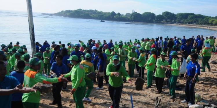 DLHK KABUPATEN BADUNG TANGANI KEBERSIHAN DI SEPUTARAN PANTAI PULAU PANINSULA DALAM RANGKA SAMBUT IMF – WB ANNUAL MEETING 2018