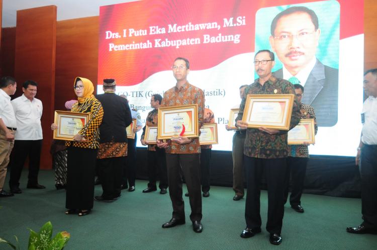 EKA MERTHAWAN RAIH INAGARA AWARD PEMIMPIN PERUBAHAN TERBAIK 2017