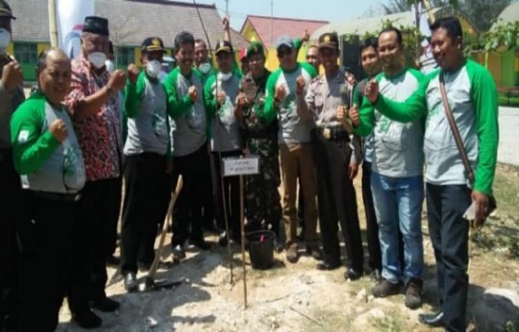 EMCL Hijaukan Wilayah Pesisir Tuban