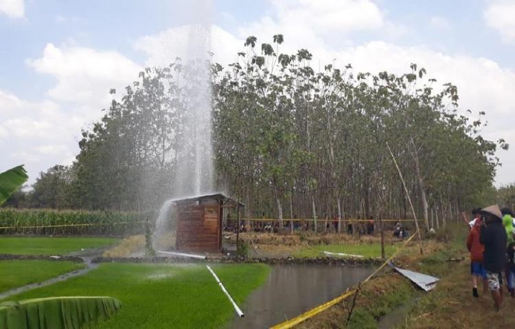 Geger Semburan Air Berpasir Setinggi 30 Meter di Ngawi