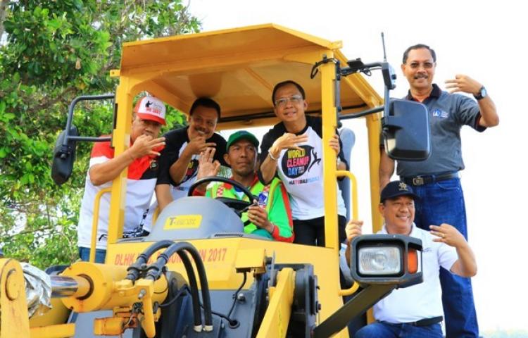Gubernur dan Wagub Kompak Lakukan Aksi Bersih Pantai