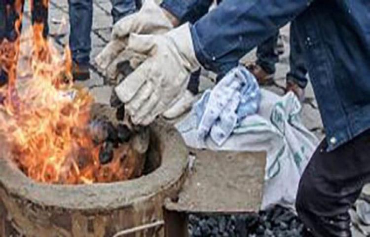 Hangatkan Diri dengan Bakar Sampah, Pekerja di China Ditahan