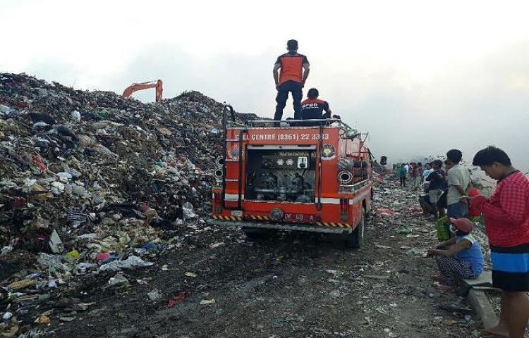 KEBAKARAN TPA SUWUNG, 1 ANAK DILARIKAN KE RS TERPAPAR ASAP