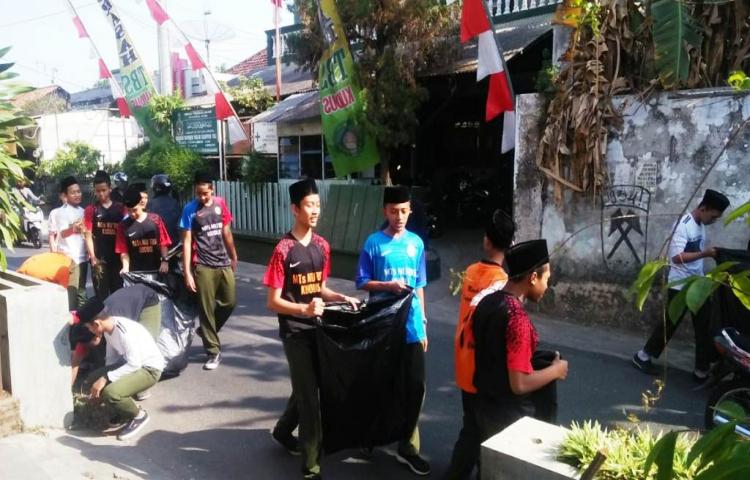 MTs NU TBS Kudus Sukseskan Bersih Lingkungan Se-Dunia