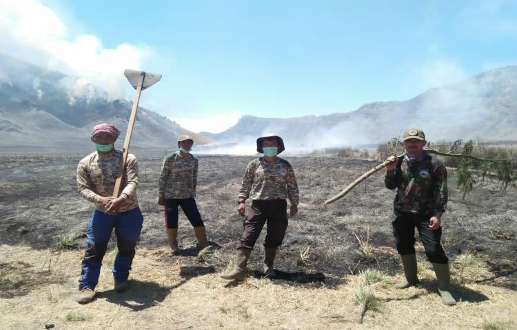 Memasuki Hari Ketiga, Kebakaran Savana TN Bromo Tengger Semeru Berhasil Dikendalikan