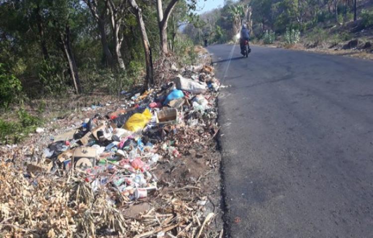 Memprihatinkan! Masih Ada Masyarakat Larantuka Buang Sampah Sembarangan di Pinggir Jalan