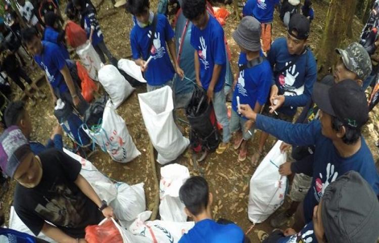 Operasi Bebas Sampah di Gunung Bulusaraung Berhasil Mengumpulkan Sekitar 21 Karung Sampah