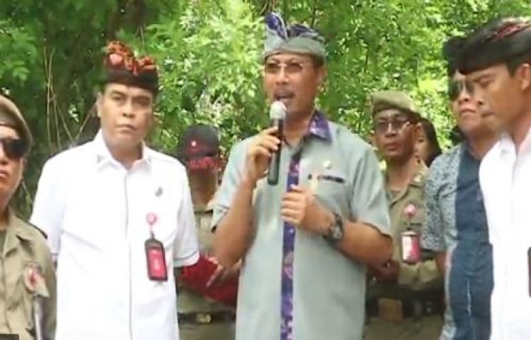 PENUTUPAN TEMPAT PEMBUANGAN SAMPAH ILEGAL DI DESA BUALU