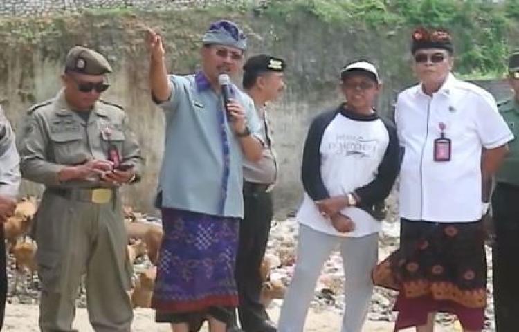 PENUTUPAN TEMPAT PEMBUANGAN SAMPAH ILEGAL DI DESA KUTUH