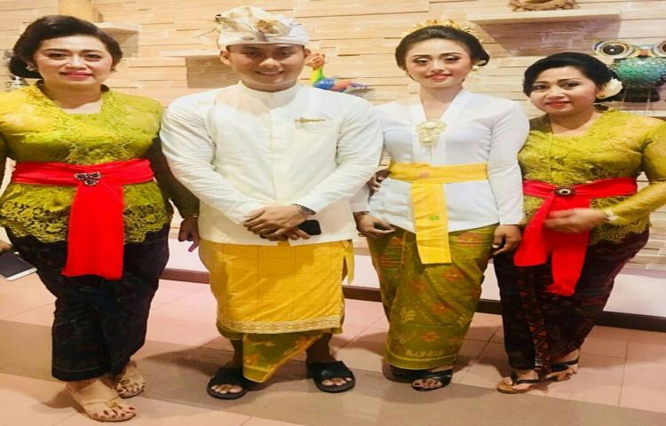 Dinas Perindustrian dan Tenaga Kerja Kabupaten Badung Juara I Kategori Pria dan Wanita Busana Adat ke Pura