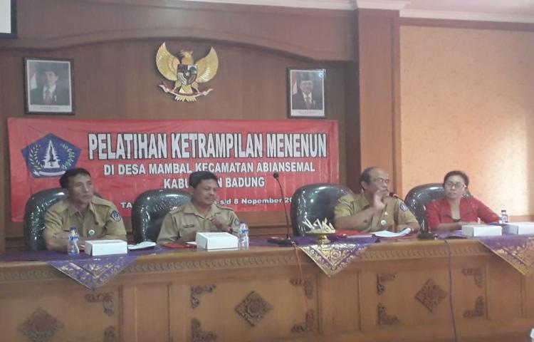 Pembukaan Pelatihan Menenun di Desa Mambal Kecamatan Abiansemal