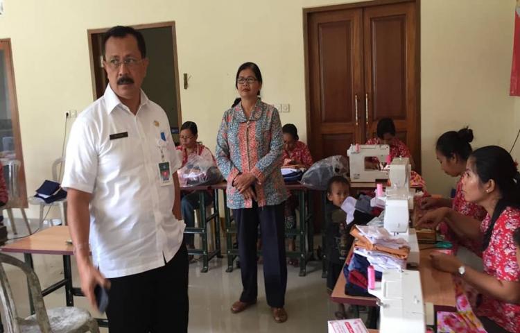 Rabu (15/08), Kadis Perinaker meninjau pelatihan menjahit yang diselenggarakan di Desa Bongkasa #disperinakerbadung