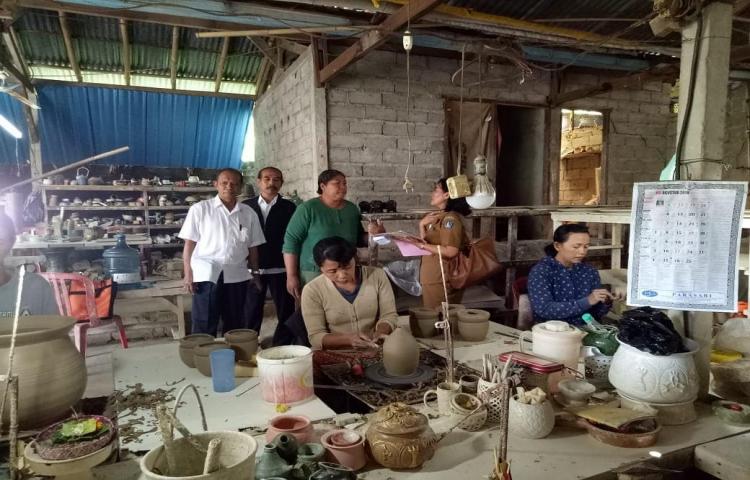 Senin (20/08) telah berlangsung pendampingan IKM Keramik Tri Surya Keramik di Kelurahan Kapal