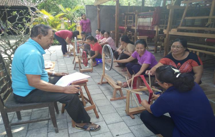 Suasana Kegiatan Pelatihan Tenun di Desa Pererenan Kecamatan Mengwi Kabupaten Badung