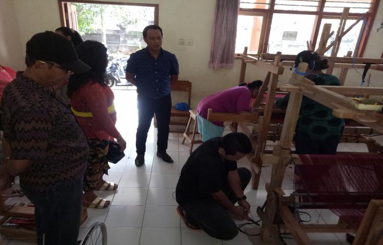 Suasana Kegiatan Pelatihan Tenun di Desa Sibang Kaja Kecamatan Abiansemal Kabupaten Badung