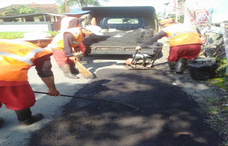 penambalan dengan coldmix jalan berlubang di ruas munggu-cemagi.kecamatan mengwi