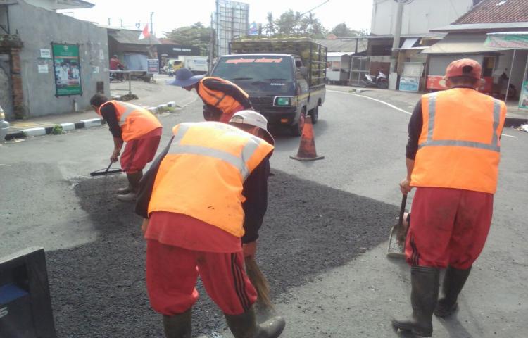 penambalan dengan coldmix ruas buduk abianbase.jalan menurun.kecamatan mengwi