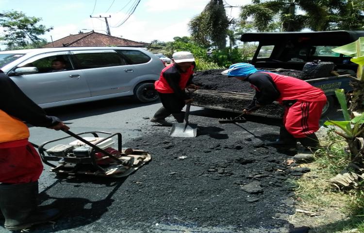 penambalan jalan menurun, anggungan pura antagana kecamatan abiansemal