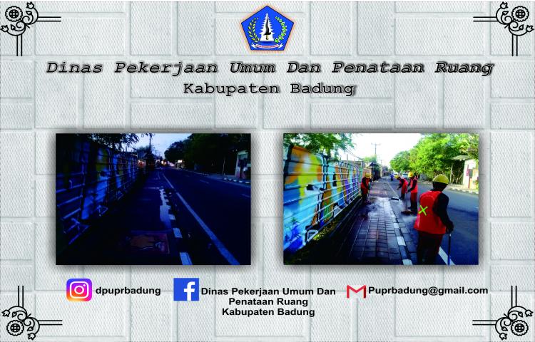 penyemprotan trotoar di ruas jalan canggu-batu bolong.kecamatan kuta utara