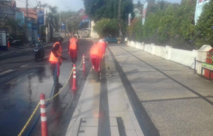 penyemprotan trotoar di ruas jalan pasar seni-jalan bandara.kecamatan  kuta