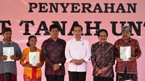 3.500 Sertifikat Tanah Diserahkan untuk Rakyat Bali, Presiden Jokowi Berpesan Hati-hati Sekolahkan Sertifikat di Bank