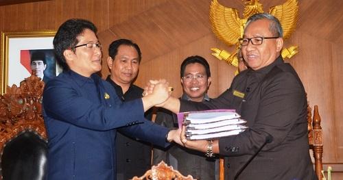 APBD Badung 2018 Dirancang Pro Rakyat, Bupati Sampaikan Penjelasan 9 Ranperda dan 4 Dokumen Penganggaran Daerah