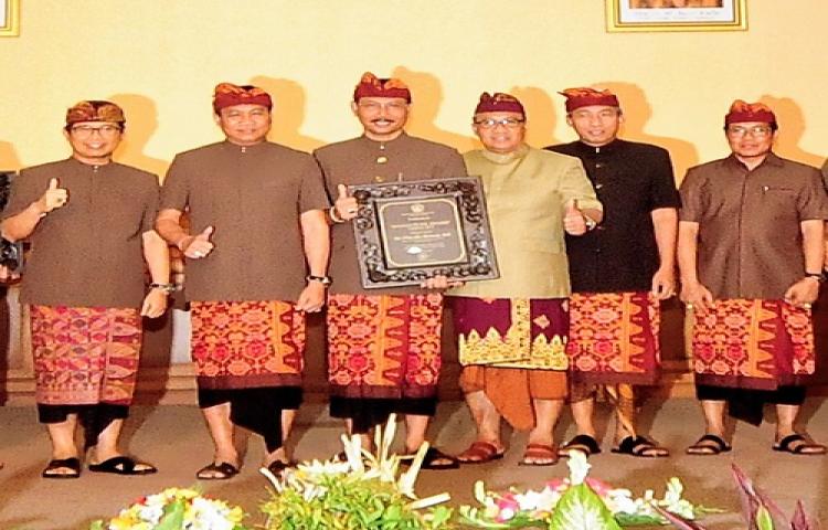 Anugrah Mangupura Award pada Syukuran HUTMangupura ke-8, 18 OPD Raih Predikat Survey Pelayanan Publik Sangat Baik