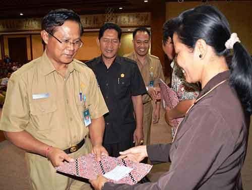 Badung Serahkan Hadiah Untuk 12 LPD Berprestasi