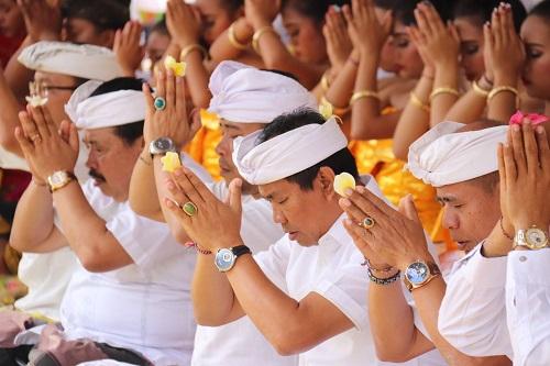 Bhakti Penganyaran di Pura Lingga Bhuwana Puspem Badung