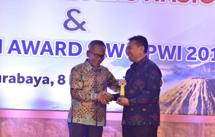 Bupati Badung Mendapat Penghargaan Golden Award SIWO PWI Pusat