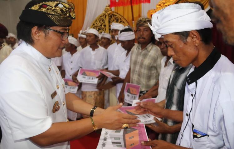 Bupati Giri Prasta Hadiri Karya Melaspas dan Berikan Bantuan Bedah Rumah di Desa Pakraman Gerokgak