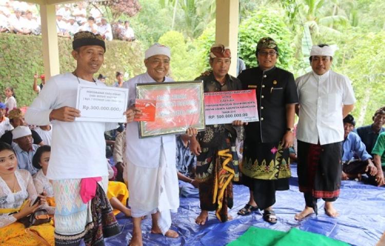 Bupati Giri Prasta Serahkan Bantuan Hibah Rp 1,150 Miliar Di Karangasem