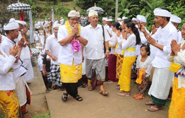 Bupati Giri Prasta Serahkan Bantuan Hibah Rp 1,2 Miliar di Desa Rejasa Tabanan