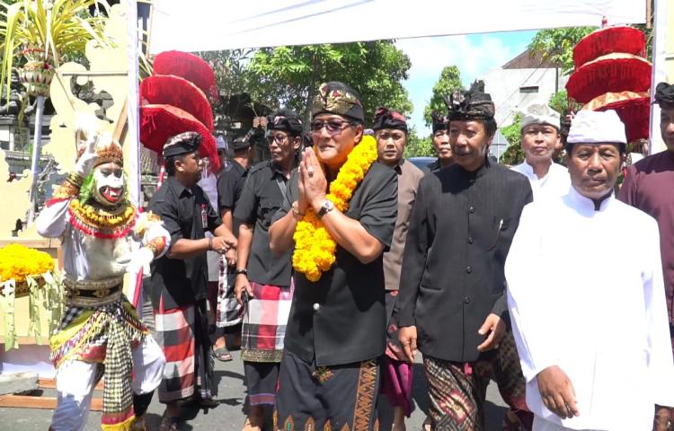 Bupati Giri Prasta Serahkan Bantuan di Pura Uluwatu Desa Adat Kemoning, Klungkung