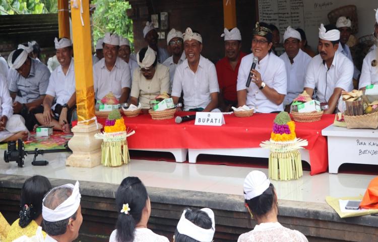 Bupati Ngrastitiang Karya Melaspas Pura Taman Bagendrasari Gerih, Serahkan Dana Aci Rp. 530 Juta