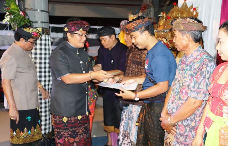 Bupati Serahkan Hibah Rp1,5 M di Abianbase