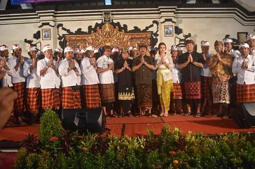 Bupati Badung Bersama Wakil Bupati Badung Hadiri Pelantikan Bendesa dan Prajuru Desa Adat Kedonganan