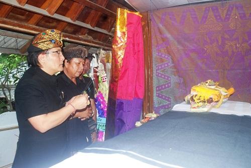 Bupati Badung Melayat kerumah Duka Camat Kuta Gede Rai Wijaya
