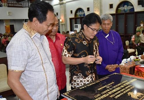 Bupati Badung Resmikan Gereja Tirta Empul Usai Penandatanganan Prasasti, Bupati Tiup Lilin Ultah Ke-45