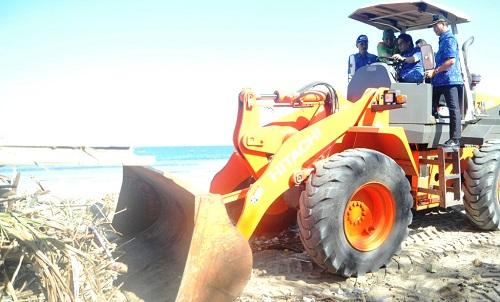 Bupati Badung Tinjau Kiriman Sampah Pantai Kuta Giri Prasta Angkut sampah dengan Loader