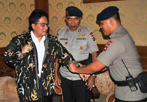 Bupati Badung Warga kehormatan Brimob, Disematkan Jaket Komando  Pelopor Giri Prasta : Dukung Total, Wujudkan Mako Brimob di Sembung Mengwi