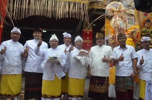 Bupati Giri Prasta Ajak Masyarakat Jaga Konsep Tri Hita Karana, Hadiri Puncak Karya Br. Aseman dan Pura Demung