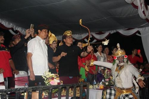 Bupati Giri Prasta Bentangkan Panah, Perayaan HUT ke-8 Mangupura di Abiansemal Meriah