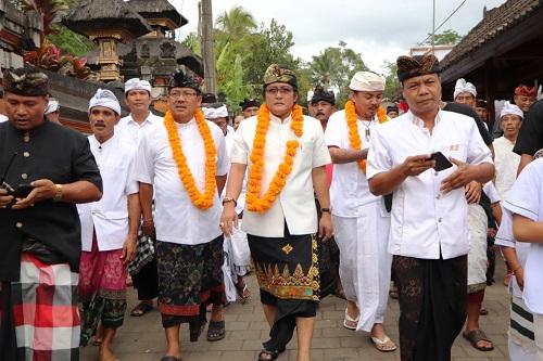Bupati Giri Prasta Fasilitasi Karya Melaspas di Pura Puseh Desa Peneng