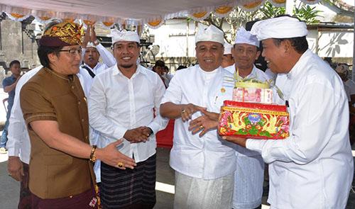 Bupati Giri Prasta Hadiri Upacara Mendem Dasar Pura Puseh Pipitan Canggu, Serahkan Hibah Rp 1,2 Miliar