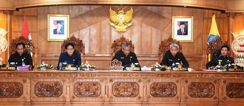Bupati Giri Prasta Sampaikan LKPJ 2016, Realiasai Anggaran Mencapai 88% Lebih  